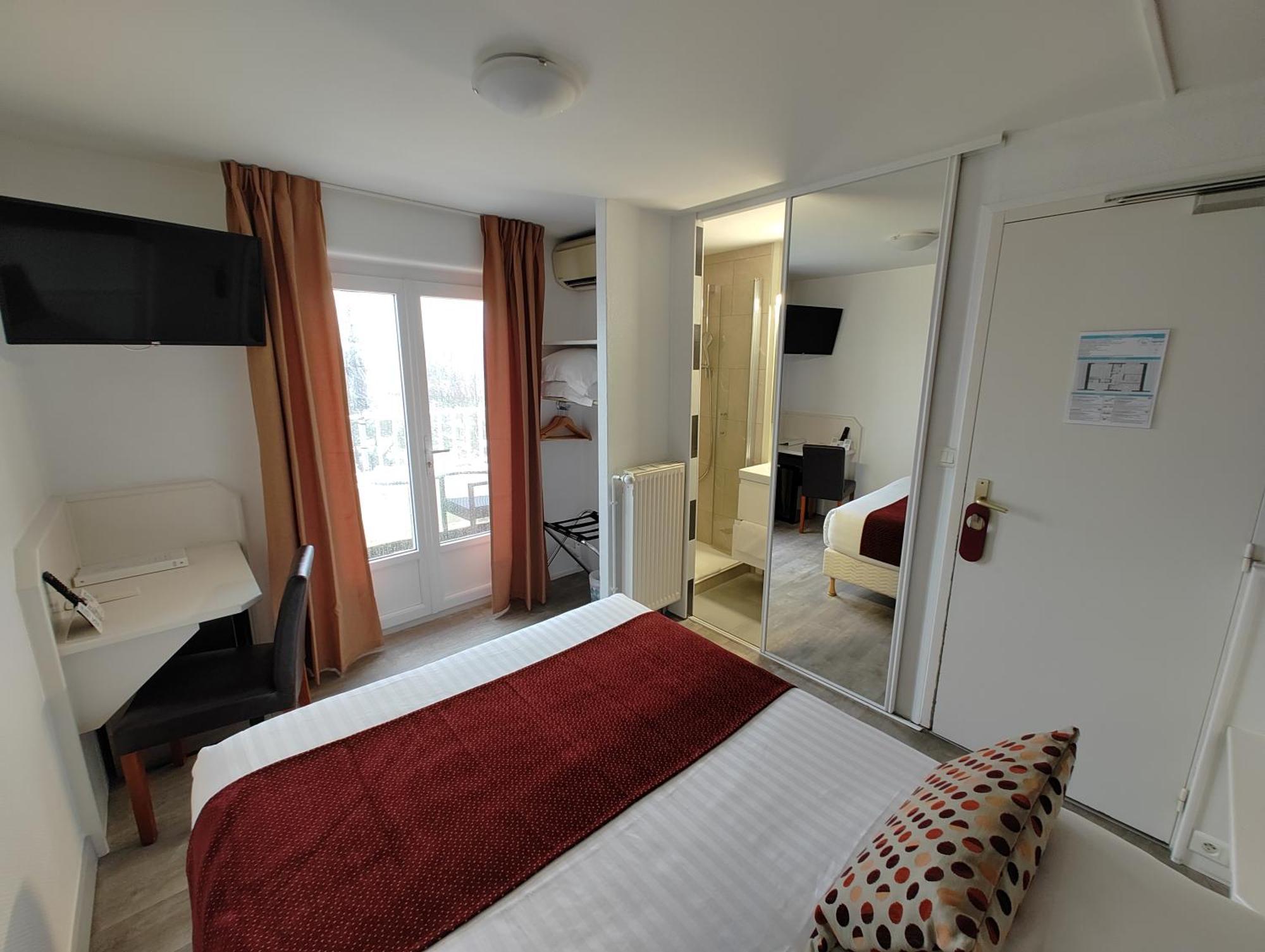 Logis Hotel Les Bleuets Руаян Екстер'єр фото